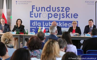 Spotkanie dot. możliwości korzystania z programu Fundusze Europejskie dla Lubuskiego 2021–2027 w bibliotece w Świebodzinie