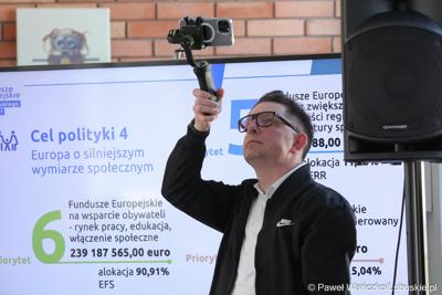 Uczestnik spotkania dot. możliwości korzystania z programu Fundusze Europejskie dla Lubuskiego 2021–2027 w bibliotece w Świebodzinie