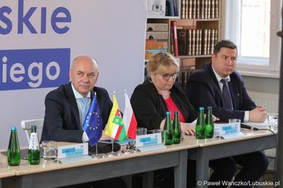 Na zdjęciu (od lewej): dyr Departamentu Programów Regionalnych UMWL Marek Kamiński, dyr Departamentu Europejskiego Funduszu Społecznego UMWL Joanna Ejsmont oraz zastępca dyrektora Departamentu EFS Adam Misiaszek.

