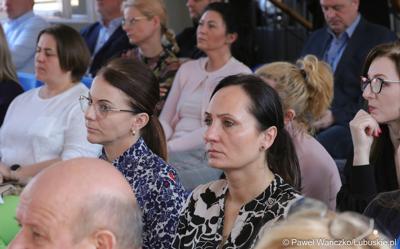 Uczestnicy spotkania dot. możliwości korzystania z programu Fundusze Europejskie dla Lubuskiego 2021–2027 w bibliotece w Świebodzinie