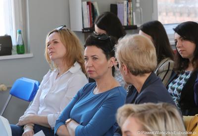 Uczestnicy spotkania dot. możliwości korzystania z programu Fundusze Europejskie dla Lubuskiego 2021–2027 w bibliotece w Świebodzinie