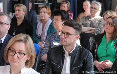 Uczestnicy spotkania dot. możliwości korzystania z programu Fundusze Europejskie dla Lubuskiego 2021–2027 w bibliotece w Świebodzinie