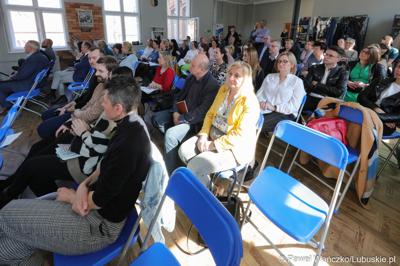 Uczestnicy spotkania dot. możliwości korzystania z programu Fundusze Europejskie dla Lubuskiego 2021–2027 w bibliotece w Świebodzinie