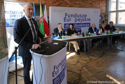 Członek zarządu województwa lubuskiego Marcin Jabłoński wraz z przedstawicielami departamentów funduszowych urzędu marszałkowskiego spotkali się z mieszkańcami pow. świebodzińskiego, aby przybliżyć im możliwości korzystania z programu Fundusze Europejskie dla Lubuskiego 2021–2027.
