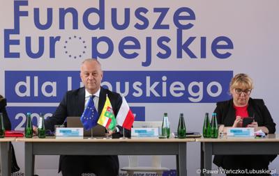 Członek zarządu województwa lubuskiego Marcin Jabłoński oraz dyr departamentu Europejskiego Funduszu Społecznego UMWL Joanna Ejsmont