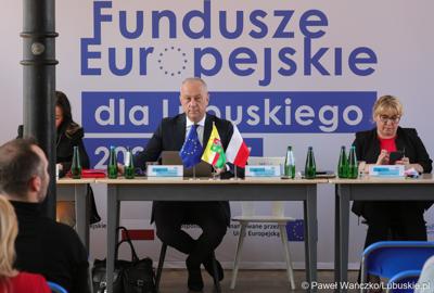 Członek zarządu województwa lubuskiego Marcin Jabłoński oraz dyr departamentu Europejskiego Funduszu Społecznego UMWL Joanna Ejsmont