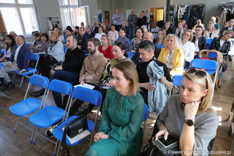 Uczestnicy spotkania dot. możliwości korzystania z programu Fundusze Europejskie dla Lubuskiego 2021–2027 w bibliotece w Świebodzinie