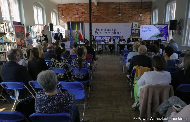 Uczestnicy spotkania dot. możliwości korzystania z programu Fundusze Europejskie dla Lubuskiego 2021–2027 w bibliotece w Świebodzinie