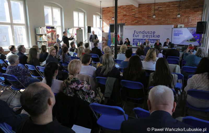 Uczestnicy spotkania dot. możliwości korzystania z programu Fundusze Europejskie dla Lubuskiego 2021–2027 w bibliotece w Świebodzinie