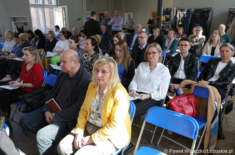 Uczestnicy spotkania dot. możliwości korzystania z programu Fundusze Europejskie dla Lubuskiego 2021–2027 w bibliotece w Świebodzinie