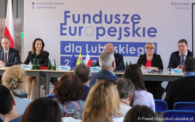 Spotkanie dot. możliwości korzystania z programu Fundusze Europejskie dla Lubuskiego 2021–2027 w bibliotece w Świebodzinie