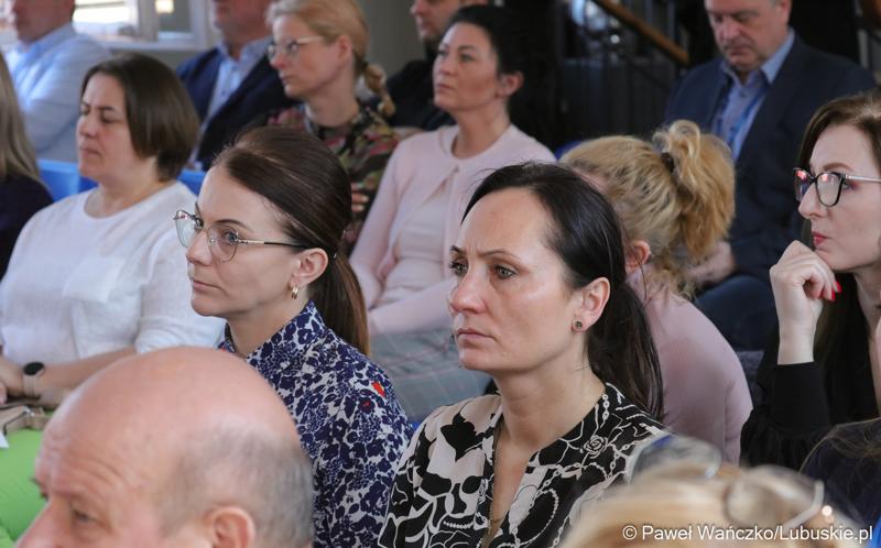 Uczestnicy spotkania dot. możliwości korzystania z programu Fundusze Europejskie dla Lubuskiego 2021–2027 w bibliotece w Świebodzinie