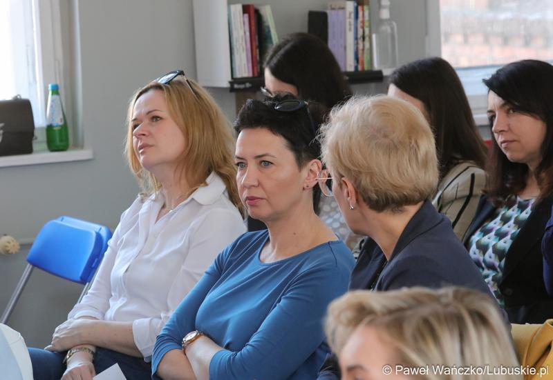 Uczestnicy spotkania dot. możliwości korzystania z programu Fundusze Europejskie dla Lubuskiego 2021–2027 w bibliotece w Świebodzinie