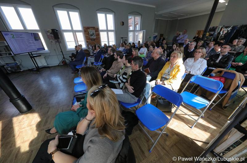 Uczestnicy spotkania dot. możliwości korzystania z programu Fundusze Europejskie dla Lubuskiego 2021–2027 w bibliotece w Świebodzinie