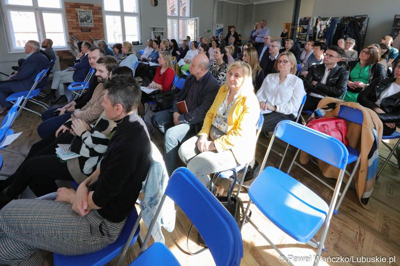 Uczestnicy spotkania dot. możliwości korzystania z programu Fundusze Europejskie dla Lubuskiego 2021–2027 w bibliotece w Świebodzinie