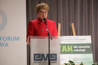 Marszałek Województwa Lubuskiego Elżbieta Anna Polak przemawia podczas Lubuskiego Forum Zdrowia w Muzeum Ziemi Lubuskiej w Zielonej Górze