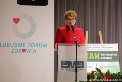 Marszałek Województwa Lubuskiego Elżbieta Anna Polak przemawia podczas Lubuskiego Forum Zdrowia w Muzeum Ziemi Lubuskiej w Zielonej Górze