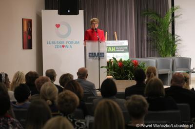 Marszałek Województwa Lubuskiego Elżbieta Anna Polak przemawia podczas Lubuskiego Forum Zdrowia w Muzeum Ziemi Lubuskiej w Zielonej Górze