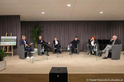 Uczestnicy panelu dyskusyjnego podczas Lubuskiego Forum Zdrowia w Muzeum Ziemi Lubuskiej w Zielonej Górze. Na zdjęciu: dziennikarz prowadzący Bartek Jędrzejak, dr n. med. Władysław Sterna, psychiatra, dr n. med. Urszula Kawalec-Hurny, geriatra, dr n. med. Marek Szwiec, kierownik Klinicznego Oddziału Onkologii Szpitala Uniwersyteckiego, sr n. med. Róża Poźniak-Balicka, kierownik Klinicznego Oddziału Radioterapii Szpitala Uniwersyteckiego oraz sr n. med. Bartosz Kudliński, kierownik Klinicznego Oddziału Anestezjologii i Intensywnej Terapii Szpitala Uniwersyteckiego w Zielonej Górze.