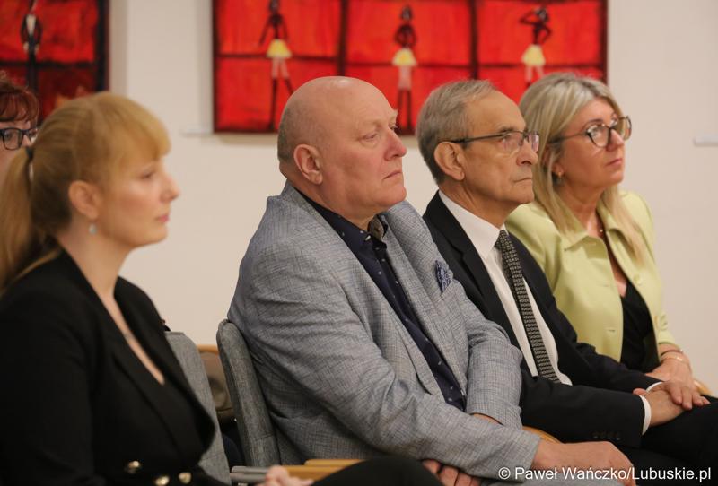 Przewodniczący Sejmiku Województwa Lubuskiego Wacław Maciuszonek (z lewej) podczas Lubuskiego Forum Zdrowia w Muzeum Ziemi Lubuskiej w Zielonej Górze. Obok wiceprzewodniczący Mirosław Marcinkiewicz.