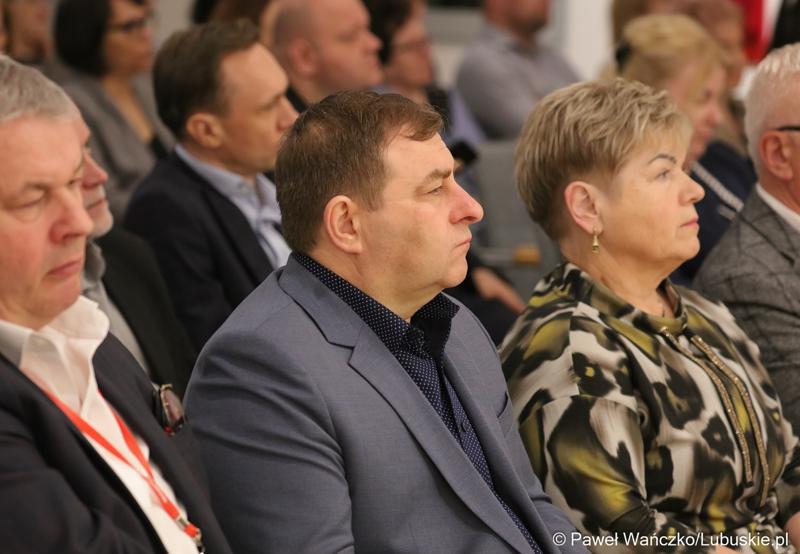 Radni wojewódzcy Grzegorz Potęga oraz Anna Chinalska podczas Lubuskiego Forum Zdrowia w Muzeum Ziemi Lubuskiej w Zielonej Górze