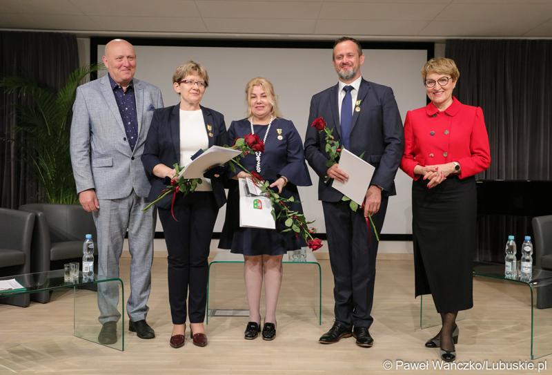 Podczas Lubuskiego Forum Zdrowia zostały przyznane również odznaki honorowe „Za Zasługi dla Województwa Lubuskiego”. Otrzymali je: Katarzyna Ewa Barny, Urszula Kawalec-Hurny, Piotr Petrasz
oraz Grzegorz Zioła. Odznaczenia wręczyli marszałek Elżbieta Anna Polak i przewodniczący Sejmiku Województwa Lubuskiego Wacław Maciuszonek.