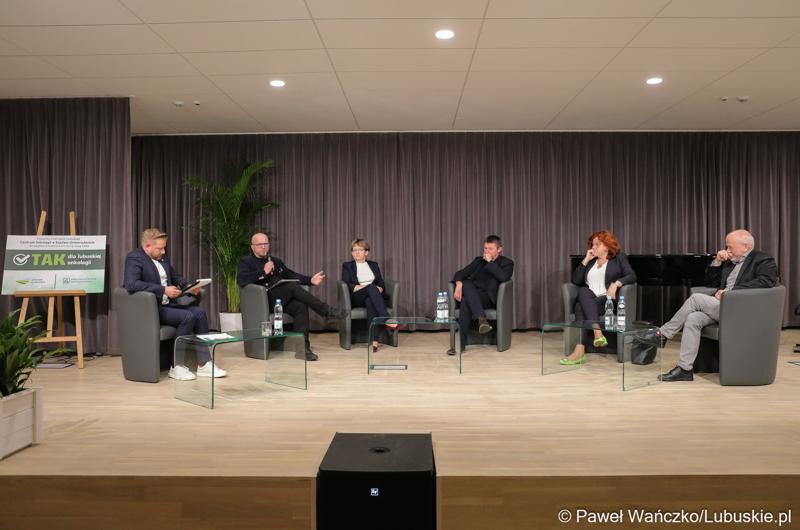 Uczestnicy panelu dyskusyjnego podczas Lubuskiego Forum Zdrowia w Muzeum Ziemi Lubuskiej w Zielonej Górze. Na zdjęciu: dziennikarz prowadzący Bartek Jędrzejak, dr n. med. Władysław Sterna, psychiatra, dr n. med. Urszula Kawalec-Hurny, geriatra, dr n. med. Marek Szwiec, kierownik Klinicznego Oddziału Onkologii Szpitala Uniwersyteckiego, sr n. med. Róża Poźniak-Balicka, kierownik Klinicznego Oddziału Radioterapii Szpitala Uniwersyteckiego oraz sr n. med. Bartosz Kudliński, kierownik Klinicznego Oddziału Anestezjologii i Intensywnej Terapii Szpitala Uniwersyteckiego w Zielonej Górze.