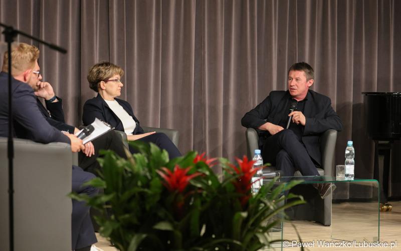 Uczestnicy panelu dyskusyjnego podczas Lubuskiego Forum Zdrowia w Muzeum Ziemi Lubuskiej w Zielonej Górze/ Z mikrofonem dr n. med. Marek Szwiec, kierownik Klinicznego Oddziału Onkologii Szpitala Uniwersyteckiego.