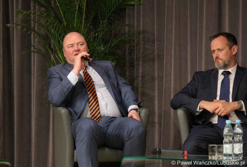 Prof. Paweł Golusiński (z mikrofonem), kierownik Klinicznego Oddziału Otolaryngologii Szpitala Uniwersyteckiego w Zielonej Górze