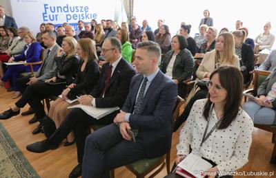 Uczestnicy spotkania informacyjnego nt. głównych założeń programu Fundusze Europejskie dla Lubuskiego 2021-2027 w Krosnie Odrz.