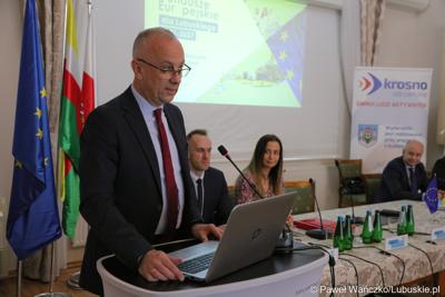 Członek zarządu województwa lubuskiego Marcin Jabłoński przemawia podczas spotkania informacyjnego dot. założeń programu Fundusze Europejskie dla Lubuskiego 2021-2027 w Krośnie Odrz. 
