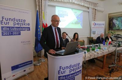 Członek zarządu województwa lubuskiego Marcin Jabłoński przemawia podczas spotkania informacyjnego dot. założeń programu Fundusze Europejskie dla Lubuskiego 2021-2027 w Krośnie Odrz. 
