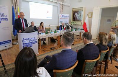 Członek zarządu województwa lubuskiego Marcin Jabłoński przemawia podczas spotkania informacyjnego dot. założeń programu Fundusze Europejskie dla Lubuskiego 2021-2027 w Krośnie Odrz. 
