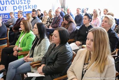 Uczestnicy spotkania informacyjnego nt. głównych założeń programu Fundusze Europejskie dla Lubuskiego 2021-2027 w Krosnie Odrz.
