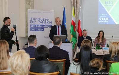 Członek zarządu województwa lubuskiego Marcin Jabłoński przemawia podczas spotkania informacyjnego dot. założeń programu Fundusze Europejskie dla Lubuskiego 2021-2027 w Krośnie Odrz. 
