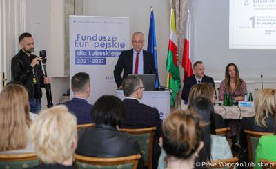 Członek zarządu województwa lubuskiego Marcin Jabłoński przemawia podczas spotkania informacyjnego dot. założeń programu Fundusze Europejskie dla Lubuskiego 2021-2027 w Krośnie Odrz. 

