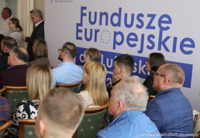 Uczestnicy spotkania informacyjnego nt. głównych założeń programu Fundusze Europejskie dla Lubuskiego 2021-2027 w Krosnie Odrz.