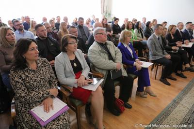 Uczestnicy spotkania informacyjnego nt. głównych założeń programu Fundusze Europejskie dla Lubuskiego 2021-2027 w Krosnie Odrz.
