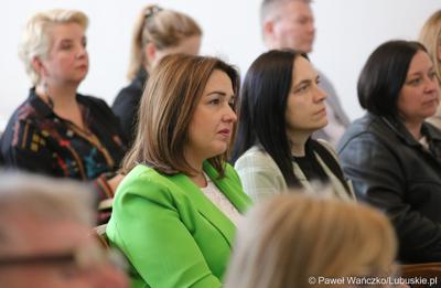 Uczestnicy spotkania informacyjnego nt. głównych założeń programu Fundusze Europejskie dla Lubuskiego 2021-2027 w Krosnie Odrz.