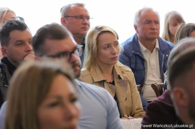 Uczestnicy spotkania informacyjnego nt. głównych założeń programu Fundusze Europejskie dla Lubuskiego 2021-2027 w Krosnie Odrz.