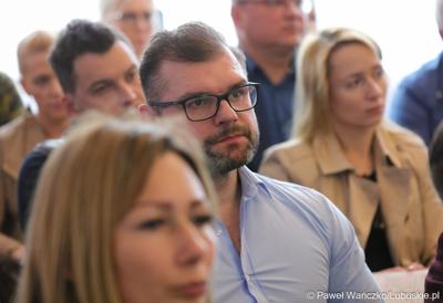 Uczestnicy spotkania informacyjnego nt. głównych założeń programu Fundusze Europejskie dla Lubuskiego 2021-2027 w Krosnie Odrz.