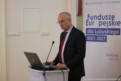 Członek zarządu województwa lubuskiego Marcin Jabłoński przemawia podczas spotkania informacyjnego dot. założeń programu Fundusze Europejskie dla Lubuskiego 2021-2027 w Krośnie Odrz. 
