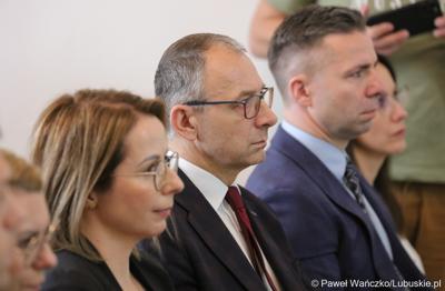 Uczestnicy spotkania informacyjnego nt. głównych założeń programu Fundusze Europejskie dla Lubuskiego 2021-2027 w Krosnie Odrz. W środku burmistrz Krosna Odrz. Marek Cebula.