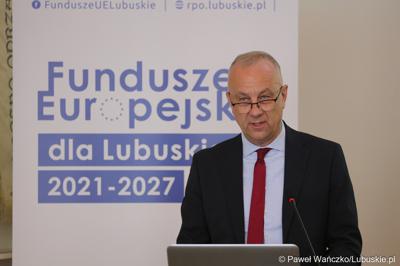Członek zarządu województwa lubuskiego Marcin Jabłoński przemawia podczas spotkania informacyjnego dot. założeń programu Fundusze Europejskie dla Lubuskiego 2021-2027 w Krośnie Odrz. 
