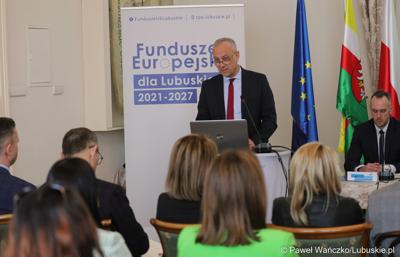 Członek zarządu województwa lubuskiego Marcin Jabłoński przemawia podczas spotkania informacyjnego dot. założeń programu Fundusze Europejskie dla Lubuskiego 2021-2027 w Krośnie Odrz. 
