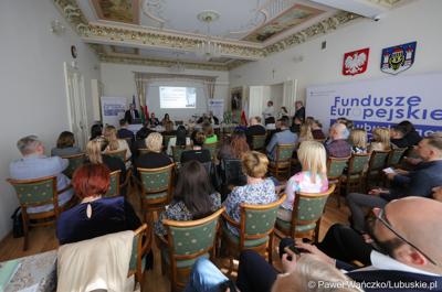 Spotkanie informacyjne nt. głównych założeń programu Fundusze Europejskie dla Lubuskiego 2021-2027 w Krosnie Odrz.