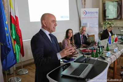 Dyr. departamentu Programów Regionalnych UMWL Marek Kamiński przekazuje informacje podczas spotkania dot. głównych założeń programu Fundusze Europejskie dla Lubuskiego 2021-2027 w Krosnie Odrz.