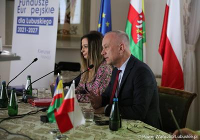 Członek zarządu województwa lubuskiego Marcin Jabłoński odpowiada na pytania podczas spotkania informacyjnego dot. założeń programu Fundusze Europejskie dla Lubuskiego 2021-2027 w Krośnie Odrz. 

