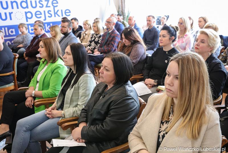 Uczestnicy spotkania informacyjnego nt. głównych założeń programu Fundusze Europejskie dla Lubuskiego 2021-2027 w Krosnie Odrz.