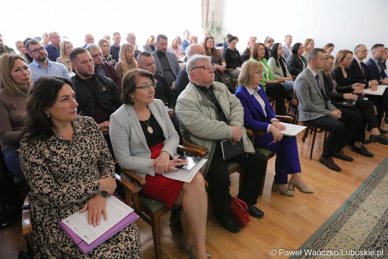 Uczestnicy spotkania informacyjnego nt. głównych założeń programu Fundusze Europejskie dla Lubuskiego 2021-2027 w Krosnie Odrz.